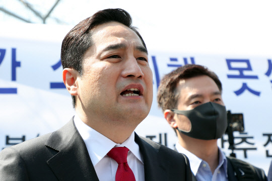 유튜브 채널 가로세로연구소 출연진인 강용석 변호사가 4일 오후 경기 수원시 세류역에서 기자회견을 열고 경기도지사 선거 출마를 선언하고 있다.  <수원=연합뉴스>